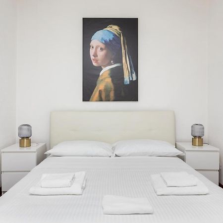 1 Bedroom & 1 Living Room Apt - Duomo 5 Милано Екстериор снимка