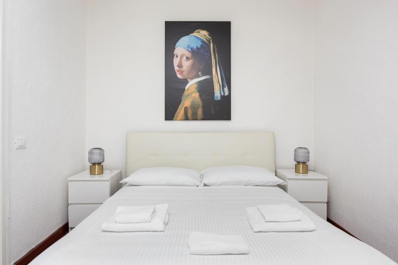 1 Bedroom & 1 Living Room Apt - Duomo 5 Милано Екстериор снимка