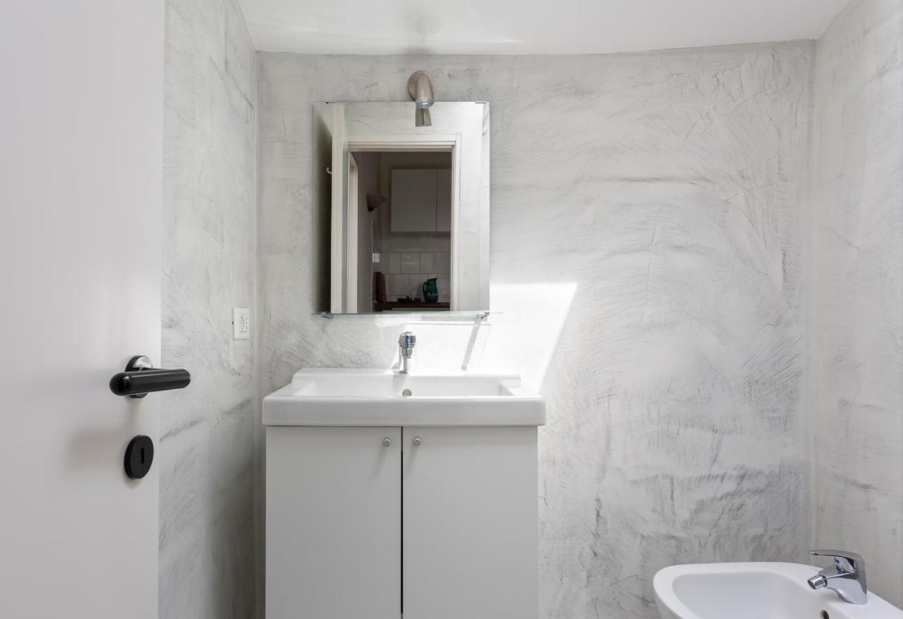 1 Bedroom & 1 Living Room Apt - Duomo 5 Милано Екстериор снимка